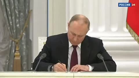 Putin signs the decree that recognizes the independence of DPR and LPR regions