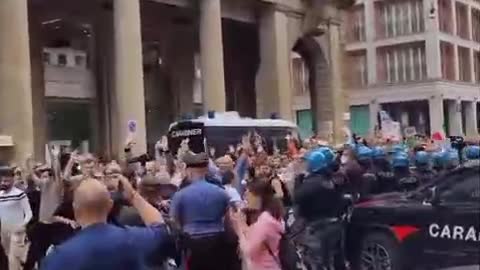 Proteste per la Libertà a Milano: Sfondano cordone di polizia al Duomo