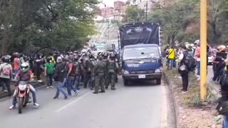 Video: El Esmad se enfrenta a los mototaxistas en Girón