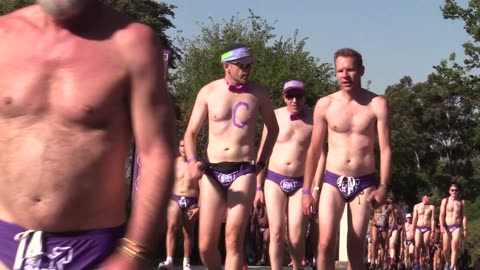 Hombres corren en bañador para concienciar sobre el cáncer de próstata