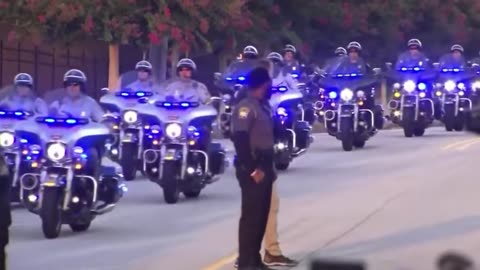 🚔 🇺🇸 Trump’s motorcade has arrived at Fulton County Jail