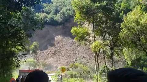 Vía Curos-Málaga se encuentra cerrada por derrumbes
