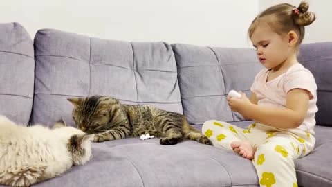 Cute_Baby_With_Cats_is_Testing_Headphones_Apple