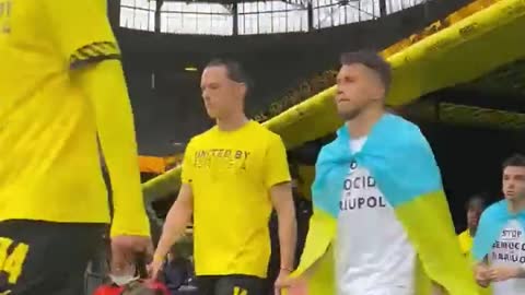 Dynamo players wearing a shirt with the words "Stop the genocide in Mariupol"