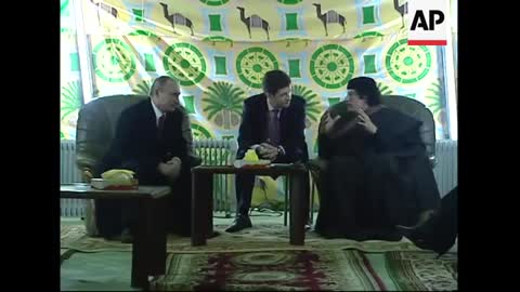 Gadhafi and Putin meet at fireside Bedouin tent