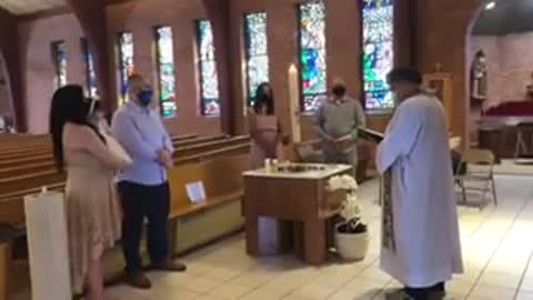 Padre expulsa menino autista de batizado da irmã por fazer barulho