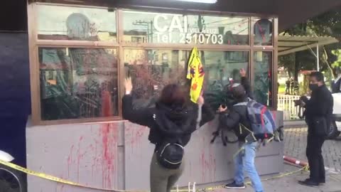 Protestas frente a CAI en Bogotá