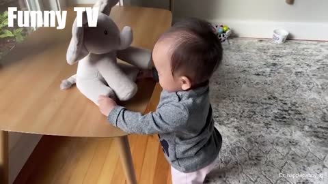 Let's watch how talented babies can be