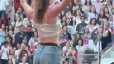 Fan Stood on her Boyfriend's Shoulders at Taylor Swift Concert
