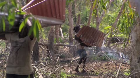 Construcción de canoas de hojalata | Black As - Episode 15