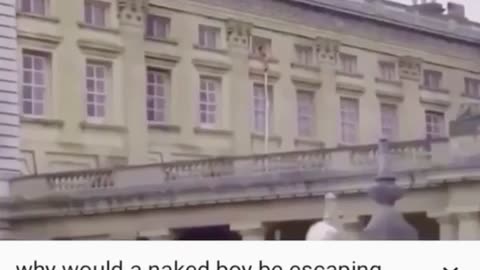 Naked boy escapes Buckingham Palace