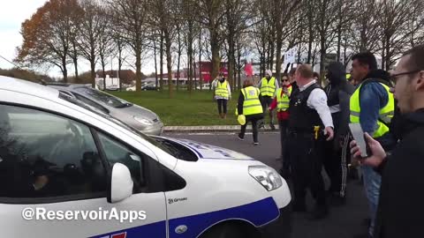 La Police se fait arrêter à un rond point à Melun pour l’Acte 55 des Gilets Jaunes