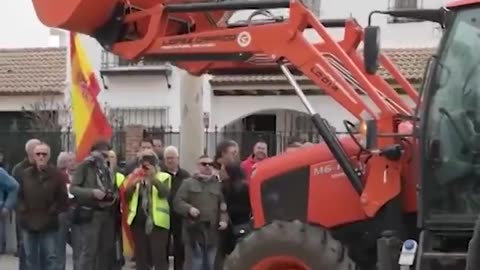 ❌ Gli agricoltori spagnoli versano 25.000 litri di vino francese nelle strade di Ciudad Real.