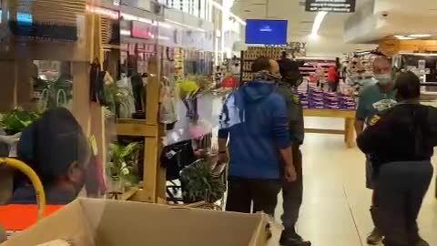 South Africa-Stopping Shoppers not looters