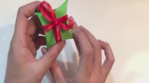 How to make a gift box using a CD | Bee DIY