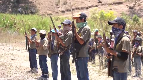 RS - Niños de Ayahualtempa se han armado para defenderse del cártel de Los Ardillos