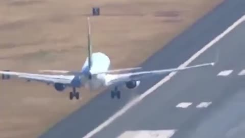 Boeing 737 pilots fighting crosswinds at Madeira!💨