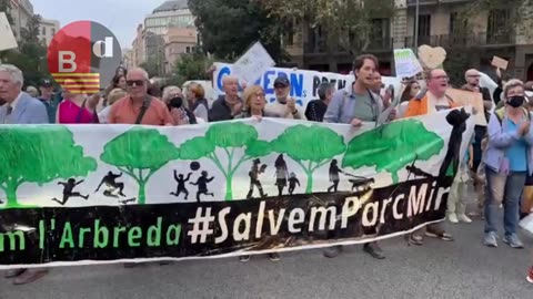 Los vecinos del Parc Joan Miró cortan la calle Aragó y exigen soluciones