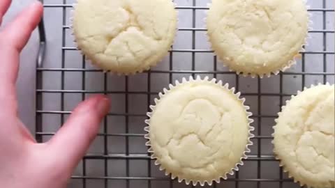 6 perfect soft and fluffy vanilla cupcakes