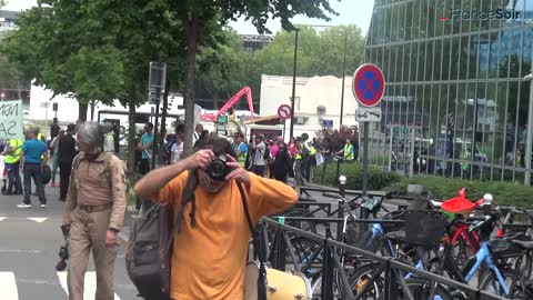 Manifestation devant les grands médias : la défiance règne