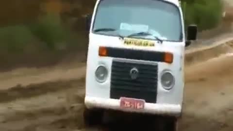 short video of a school van sliding in the mud !!!!!ooohhh