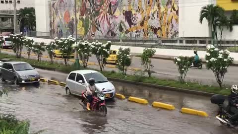 Video: Autopista a Floridablanca amaneció inundada en el sector de Cañaveral