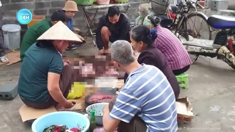 Ám ảnh mâm cỗ kỳ lạ trong ngôi làng thích ăn thịt sống ở Thái Bình