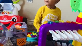 35 months old kid chanting shape song