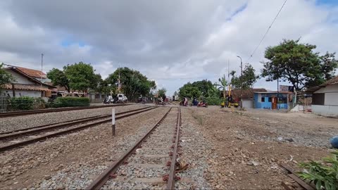 TERJADI PESILANGAN LANGKA YANG TIDAK BIASA DI STASIUN NAGREG