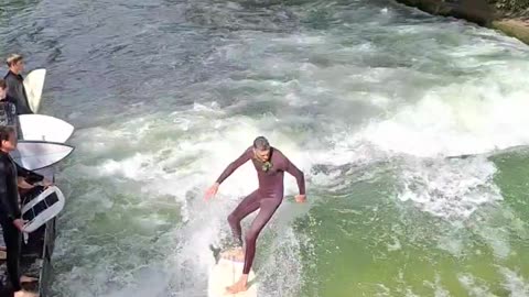 Surfing in Munich Englisch Garden