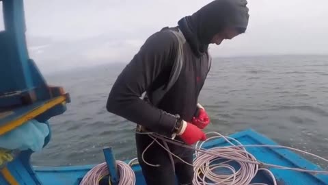 Foreign Thai diving team, bottom fishing conch octopus