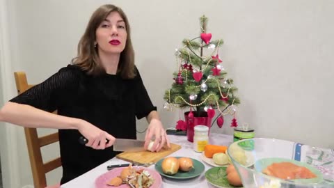 NEW YEAR'S EVE IN RUSSIA cooking Olivier salad (recipe with fish) and sharing stories in Russian