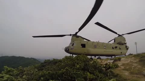 CH-47 Chinook | The World’s Most Iconic Helicopter | landing / takeoff