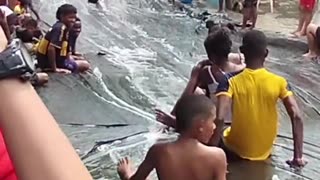 Video: tobogán hecho con bolsas en barrio de Cartagena es viral en redes