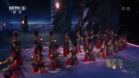 美到失语！新疆美女古丽米娜演绎西域乐舞 中国舞台-Too beautiful to be speechless! Xinjiang beauty Gulimina performs Western music and dance on Chinese stage