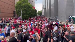 THOUSANDS line up to see Trump in deep blue Philly!