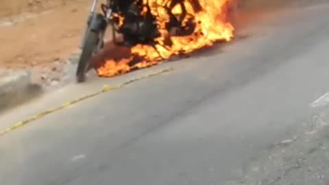 moto de ladrones incinerada