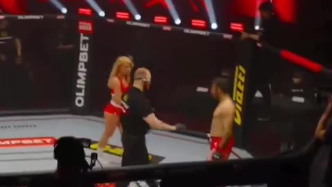 En Rusia, el luchador iraní de MMA Ali Heibati, pateó a una chica del ring