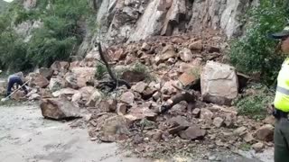 Hay paso restringido en la vía Bucaramanga - San Gil por caída de piedras