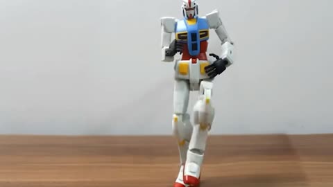 LEGO Gundam shows Michael Jackson's dance through freeze frame technique