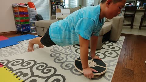 Ozias - Push up on balance board