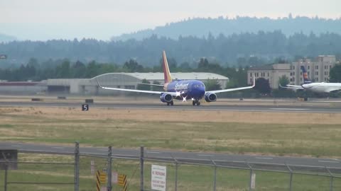 Airpalne Takeoff Southwest Airlines N7712G 737-700 Portland Airport (PDX)