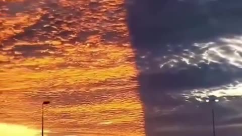 A sunset was filmed in Florida, dividing the sky in two. Some media reported that the