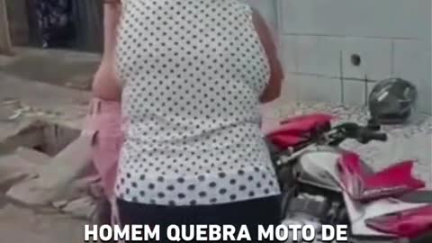 Homem quebra moto de agente da Cagece após ter água cortada no interior do Ceará #shorts