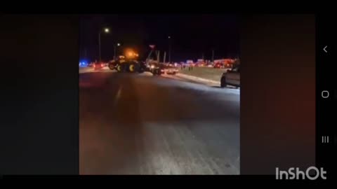 RCMP & TRUCKERS STAND-OFF IN ALBERTA #BearHUG #TruckersFreedom2022Convoy2022