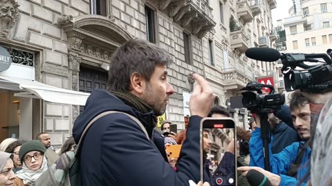 Intervista Alessandro Di Battista - Manifestazione nazionale a Milano contro la guerra - 24 febbraio