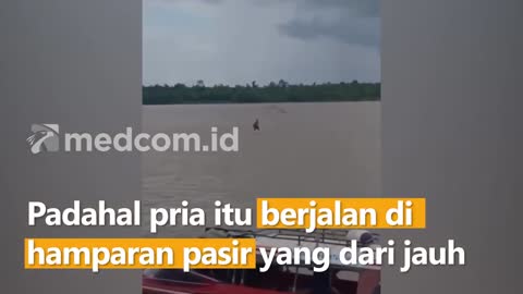 ORANG BERJALAN DI ATAS AIR