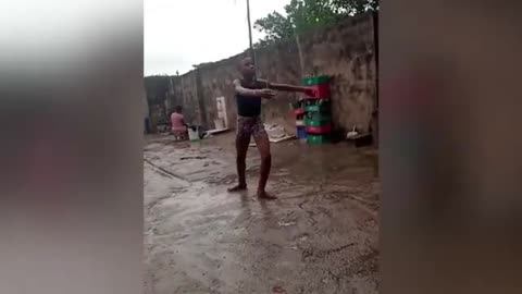 Video: Esta es la historia del niño prodigio nigeriano que baila bajo la lluvia