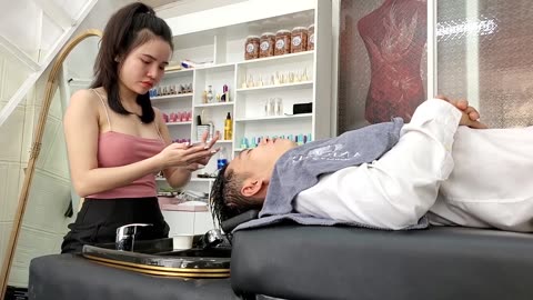 Comfortable guy is lucky to be massaged from A to Z by a beautiful girl, Vietnam Barbershop