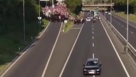 Slovenia: Bloccano le autostrade persino con l' MG (Movimento gambe) contro Green Pass